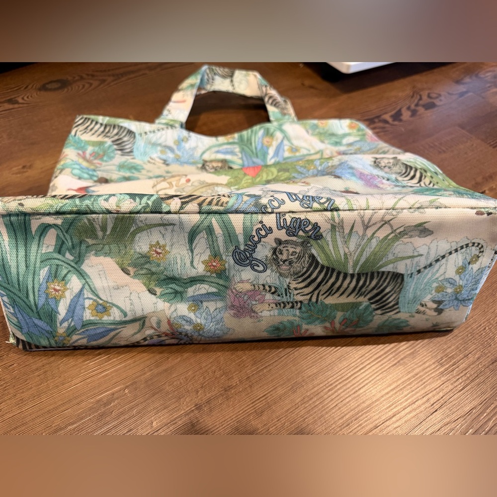 GUCCI BEAUTY GWP Limited Edition Tiger Tote - Picture 10 of 12